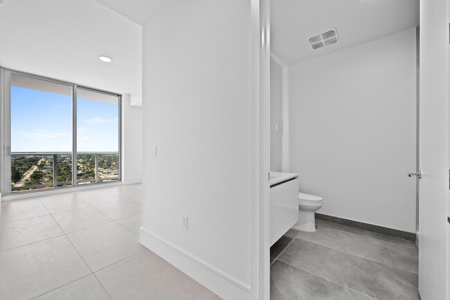 Building Photo - 220 Lake Shore Dr