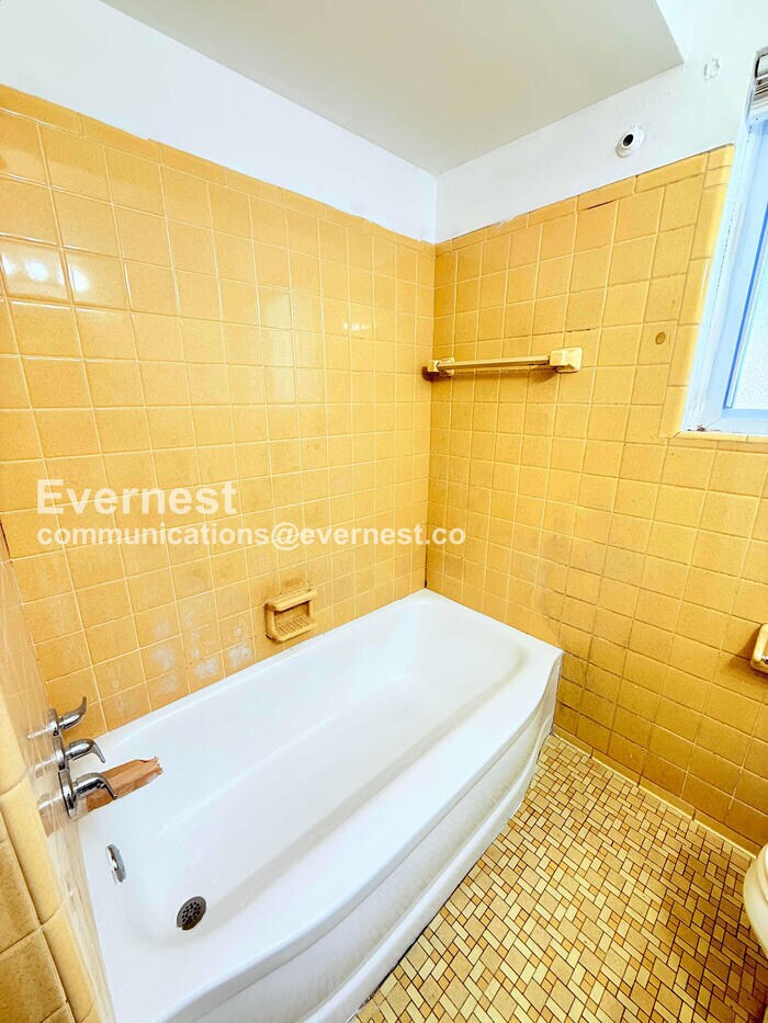 Building Photo - 15601 Schoolcraft Rd