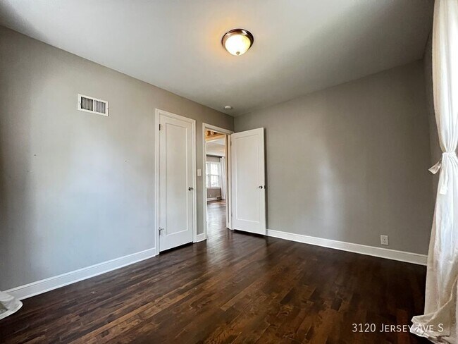 Building Photo - 3120 Jersey Ave S