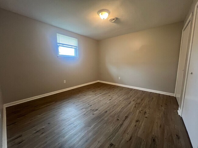 Building Photo - 811 Cedarcrest Dr
