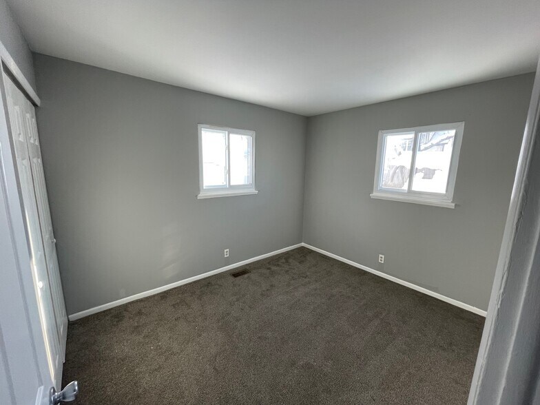 Building Photo - 1325 Waldman Ave