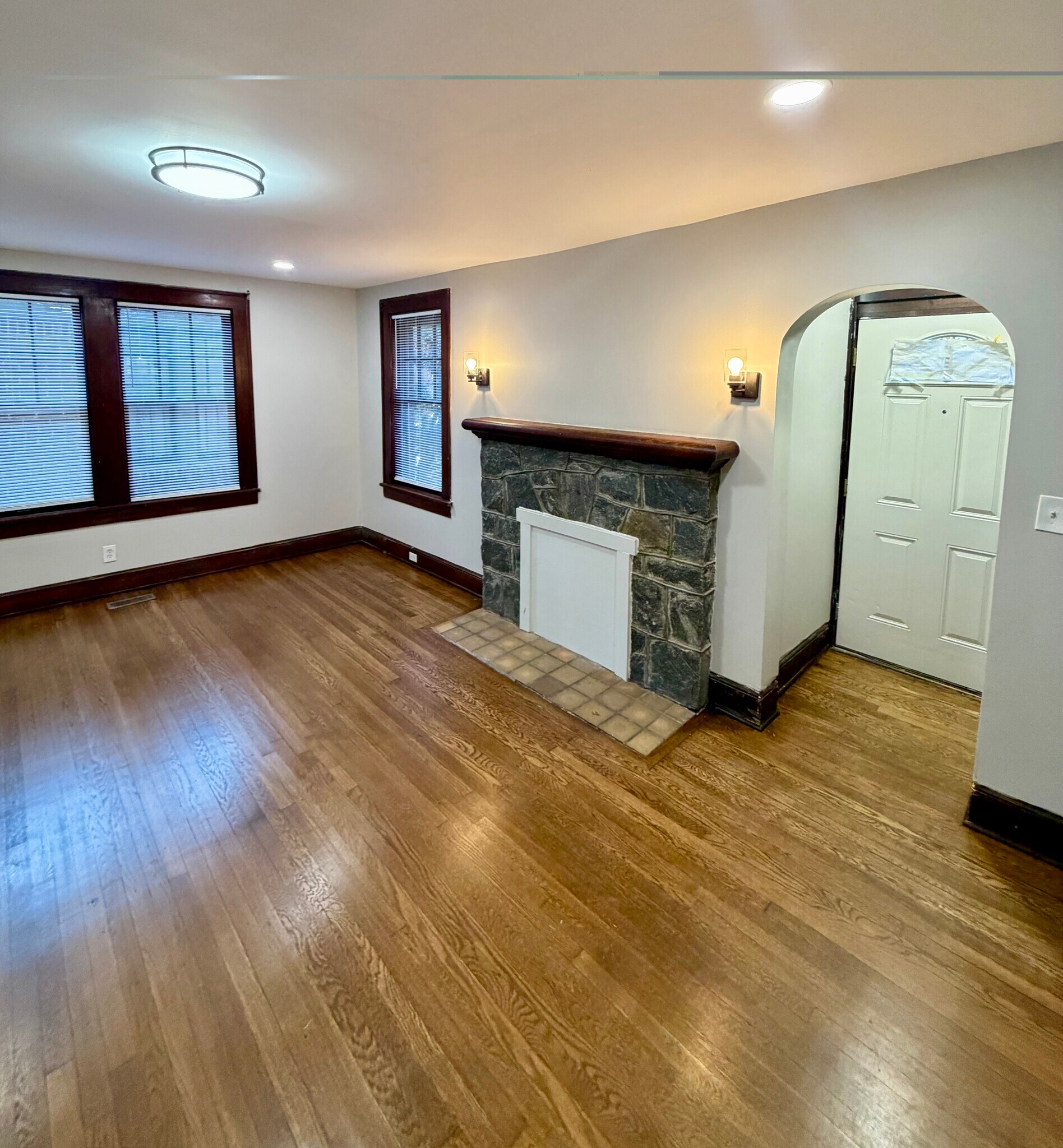 Living room - 984 Woodbourne Dr SW