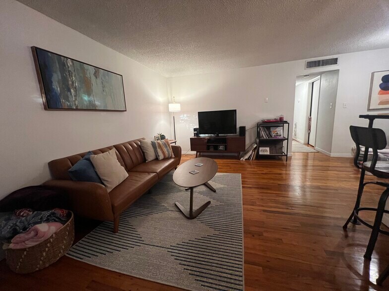 Spacious living room with hardwood floors - 320 Lakeview St