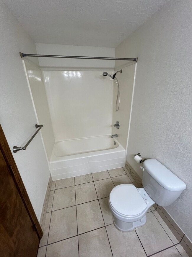 Building Photo - Well Maintained Three Bedroom Home in South Salem with Fenced Backyard