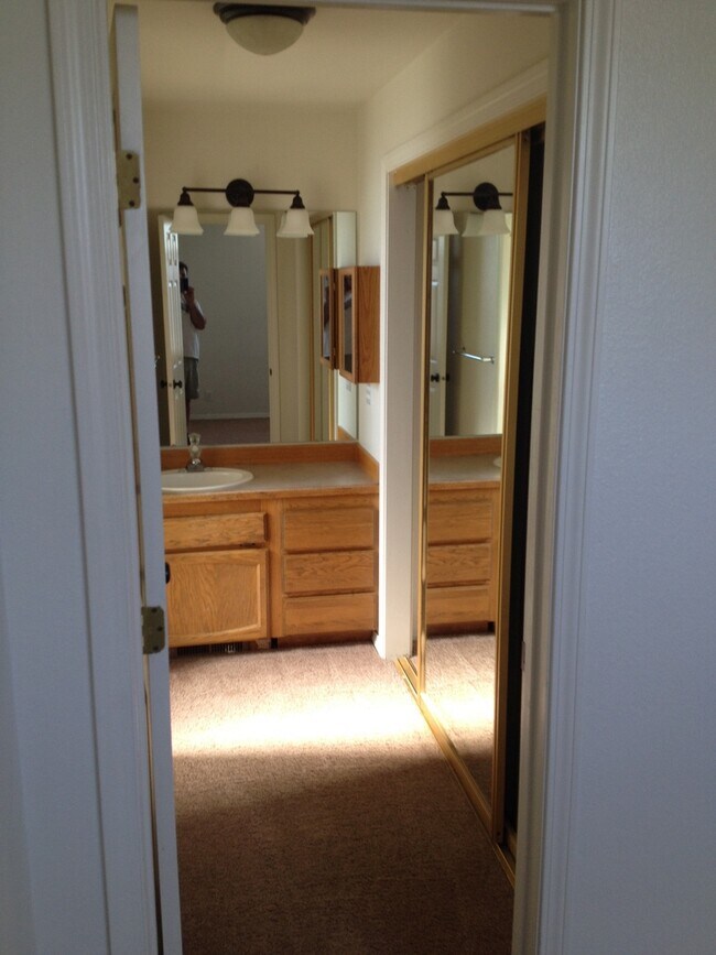 Building Photo - 4 bedroom 3 bath PLUS RV parking and great fenced yard.