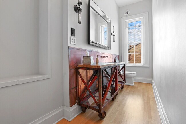 Building Photo - 550 E Town St