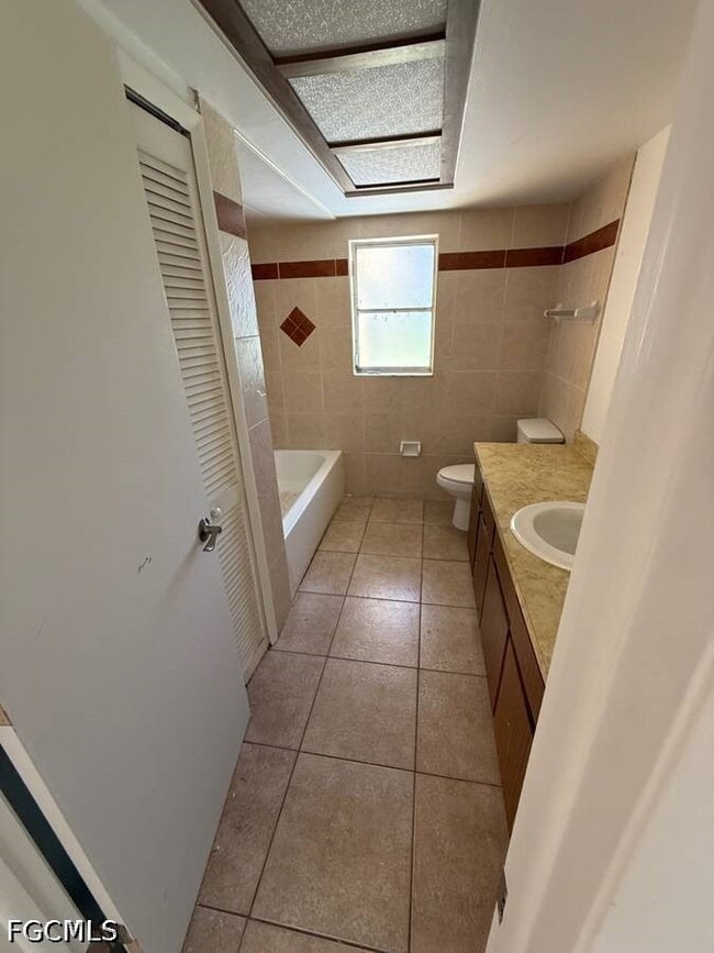 Building Photo - 537 SE 6th Pl