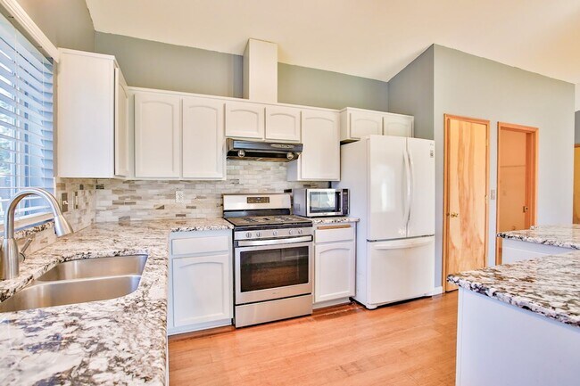 Building Photo - Lovely Home located in Oak Harbor and Ready for a New Tenant!