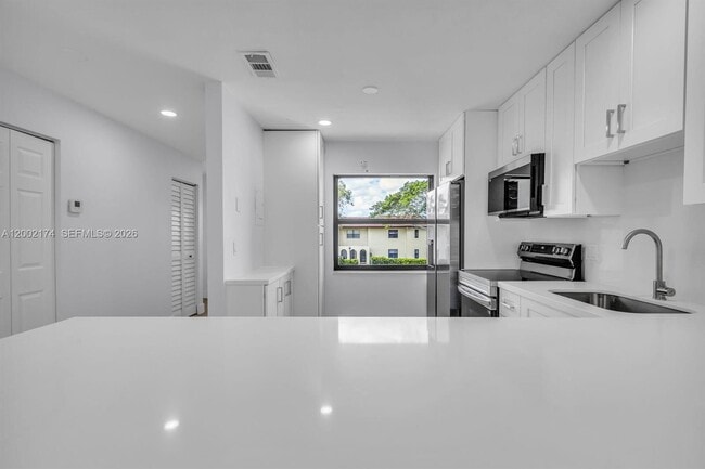 Building Photo - 8535 Casa Del Lago