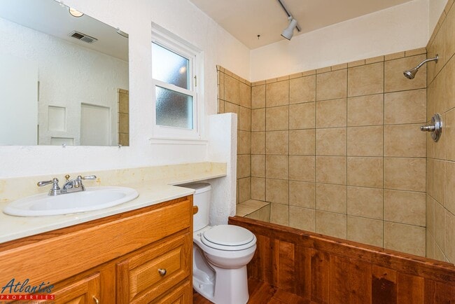 Building Photo - Beautiful Home | Attached ADU Suite | Desirable Location