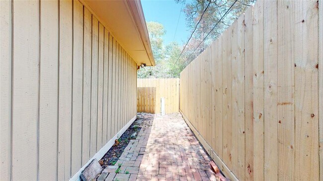 Building Photo - 12618 Misty Valley Dr