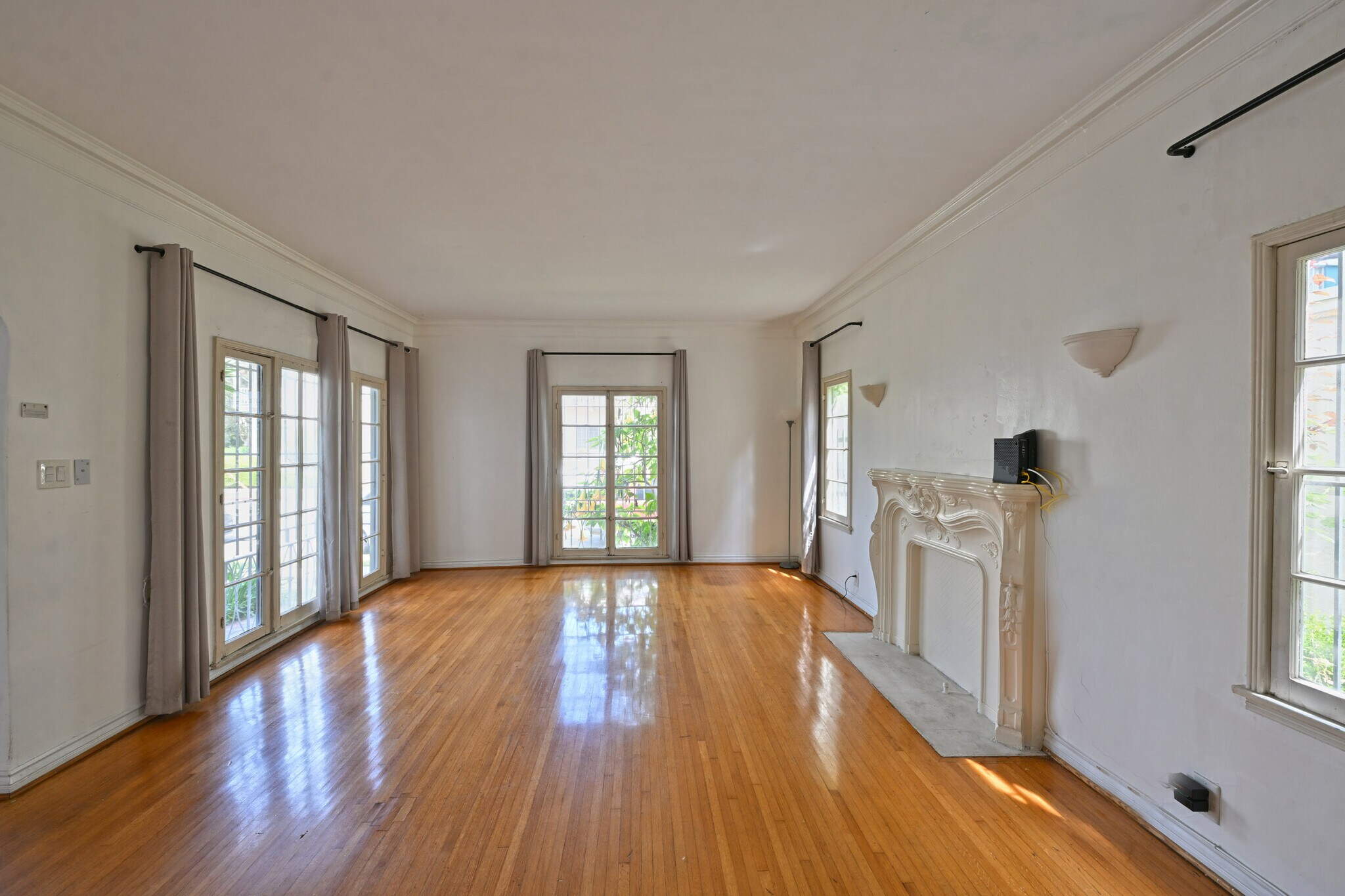 Building Photo - 657 S La Jolla Ave