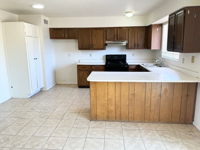 Building Photo - Fantastic 3 Bedroom/2 Bath Single Level Home! Schedule a Showing Today!