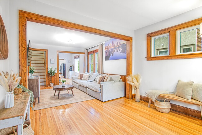 Building Photo - Charming 2-Bedroom Main Floor Home in South Minneapolis