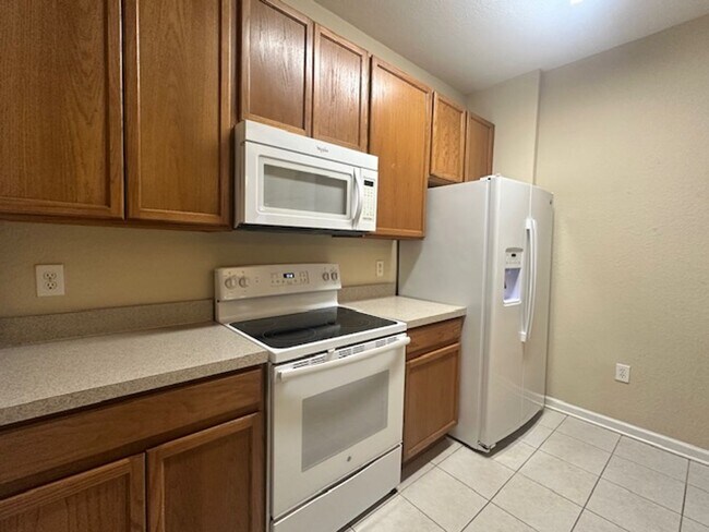 Building Photo - Spacious 3/2 Condo with Pond View!