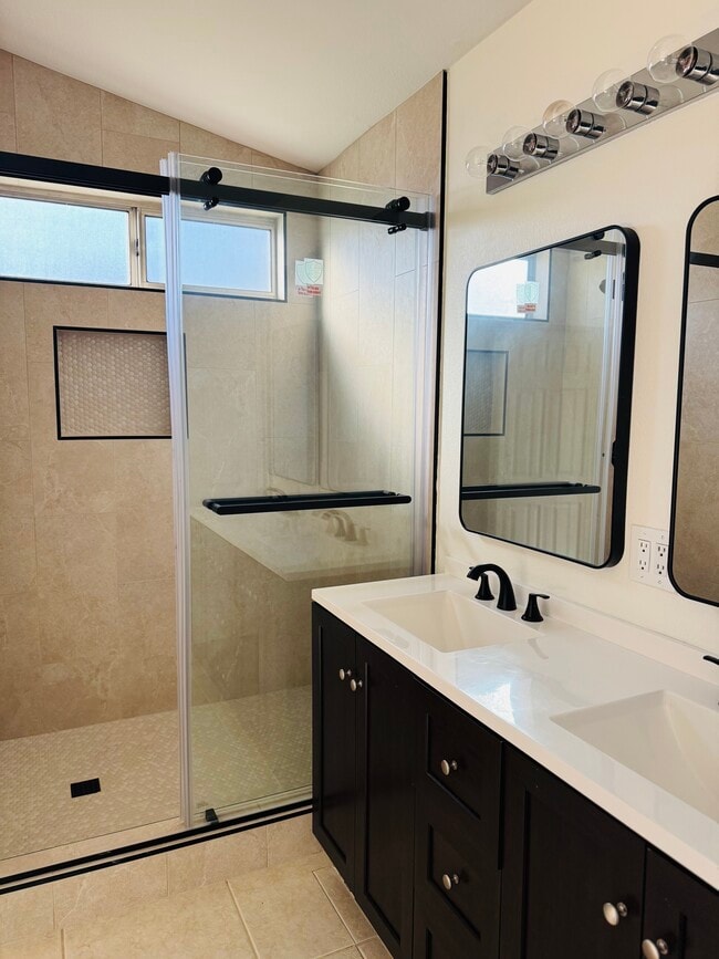 Building Photo - 3211 E Menadota Dr