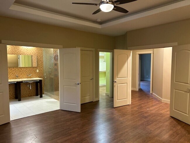 Building Photo - Burnt Bridge Creek 4 bedroom- Single Level