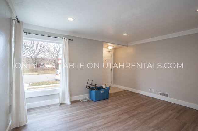 Building Photo - 355 S 600 W