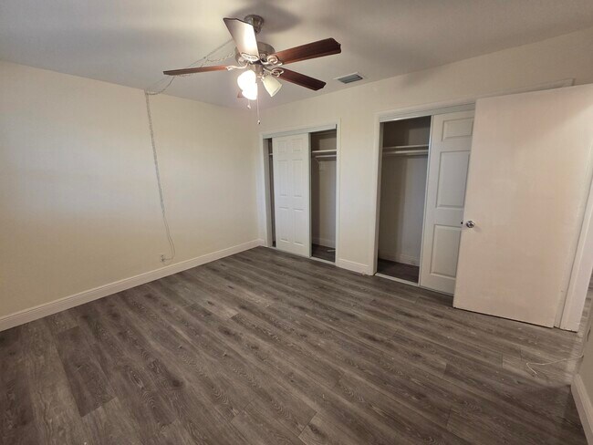 Building Photo - 1810 NE 56th St