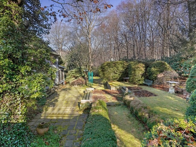 Building Photo - 8 Bayberry Ridge Rd