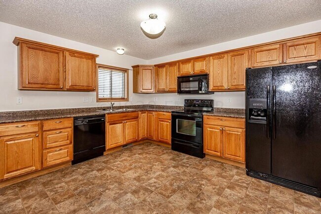 Building Photo - Spacious 4 Bedroom Townhome in Great Neigh...