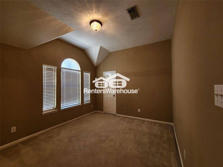 Building Photo - 716 Almond Pointe