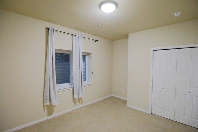 Building Photo - Spacious 3BR/3.5BA Townhome in Desirable E...