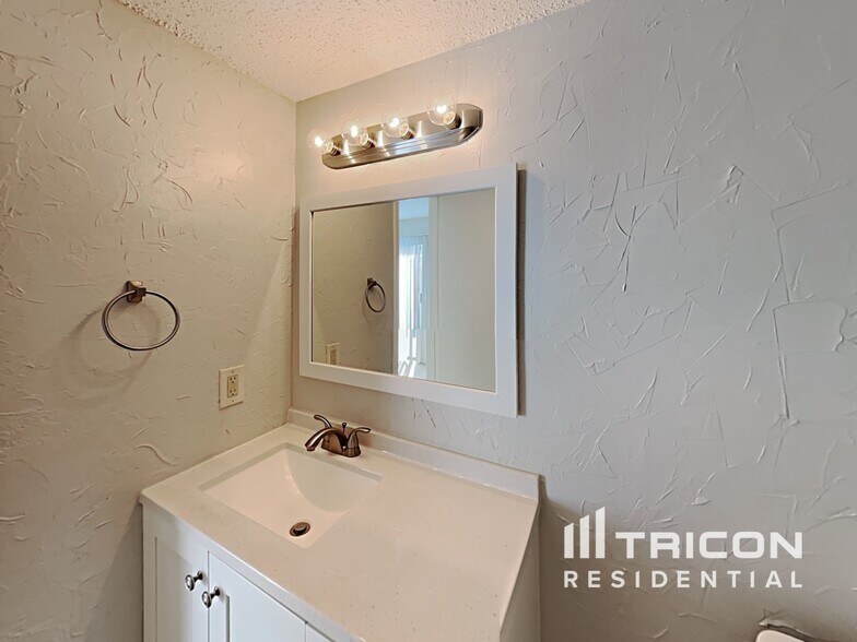 Building Photo - 1611 Sunset Village Dr