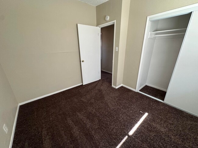 Building Photo - Adorable 3 Bedroom
