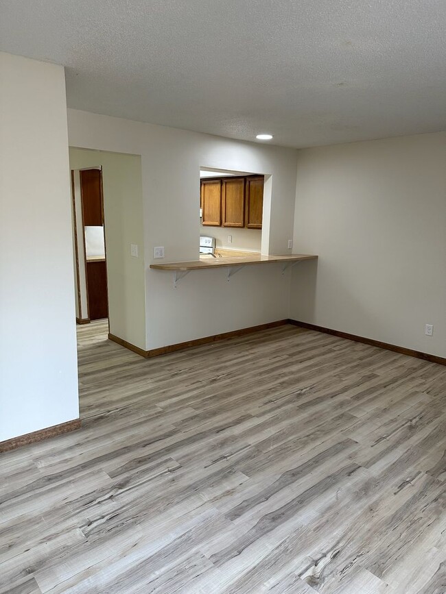 Building Photo - 3 bedroom, 3.5 bathroom, remodeled Southsi...