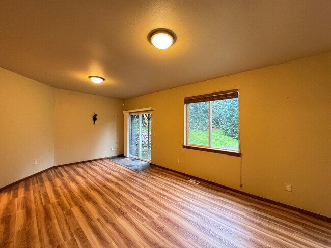 Building Photo - Spacious 4-Bedroom Home for Rent in Woodinville