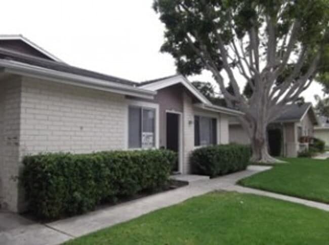 Building Photo - Quaint condo near Marina