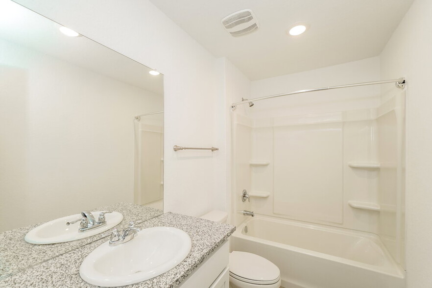 Building Photo - 2441 Double Oak Dr