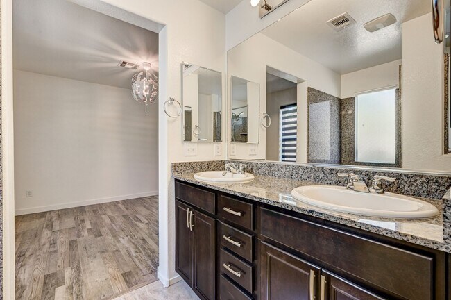 Building Photo - Exquisite Townhome - Life of luxury