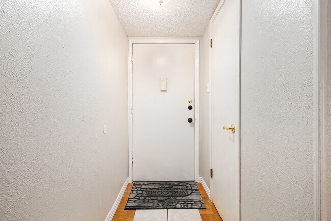 Building Photo - Experience comfortable city living in this...