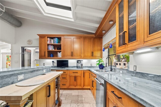 Building Photo - 2132 Middle River Dr