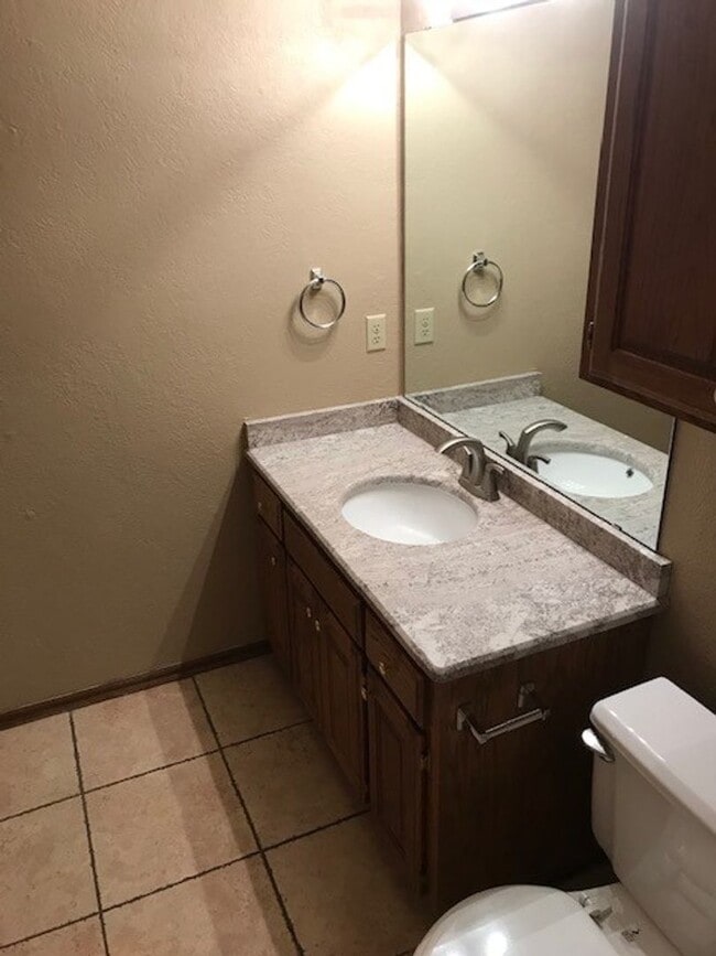 Building Photo - 3 Bedroom 2 Bath in West Norman