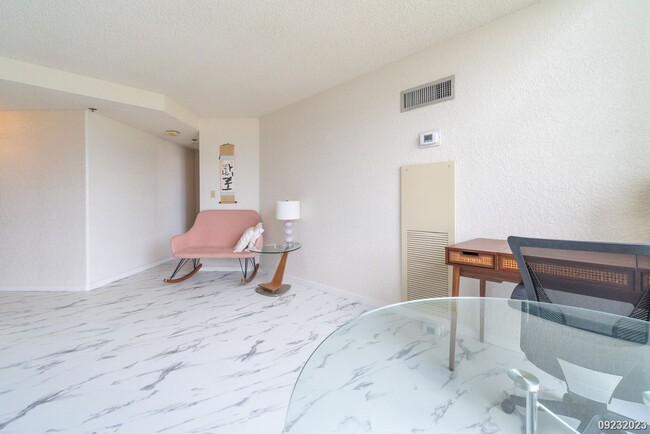 Building Photo - FURNISHED 1BR 1BA condo w/CENTRAL AC & 1 P...