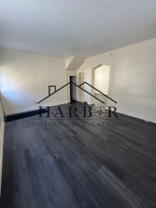 Building Photo - 1/2 Off first full month of rent!
