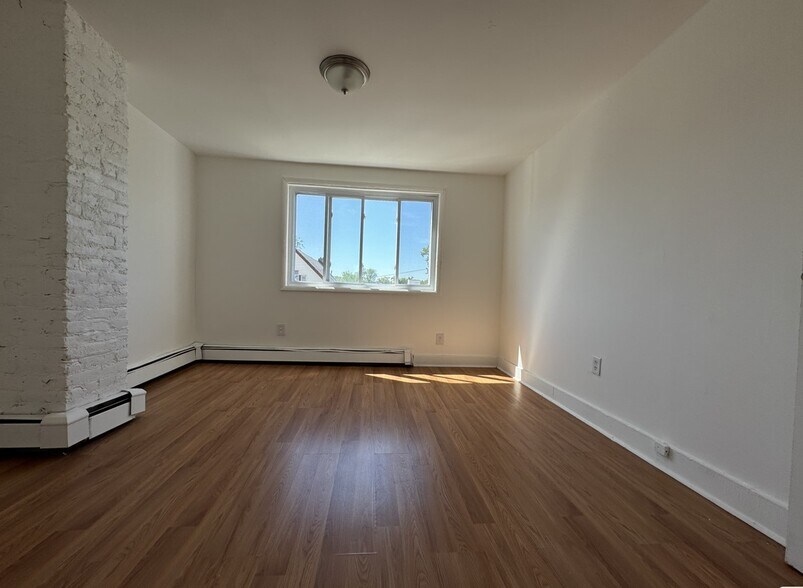90 Armstrong Ave 3R - 88 Armstrong Ave