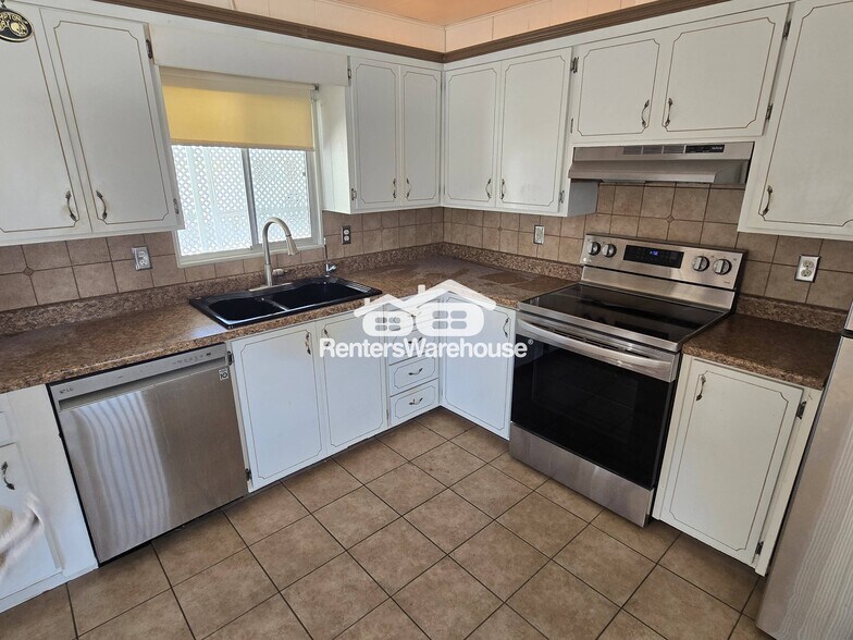Building Photo - 9122 N 65th Ave