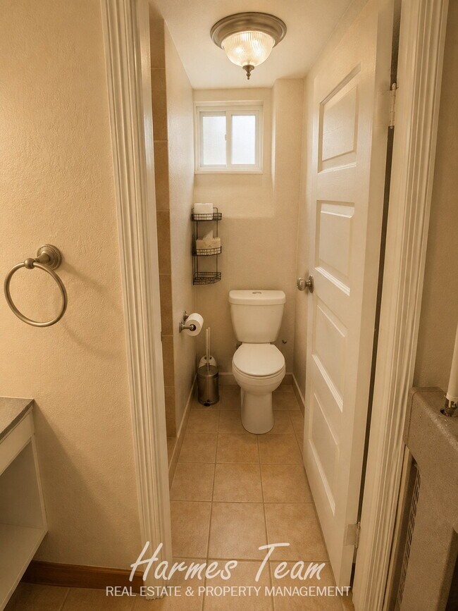 Building Photo - Spacious Basement Apartment with Private Entrance, Full Kitchen & In-Unit Laundry