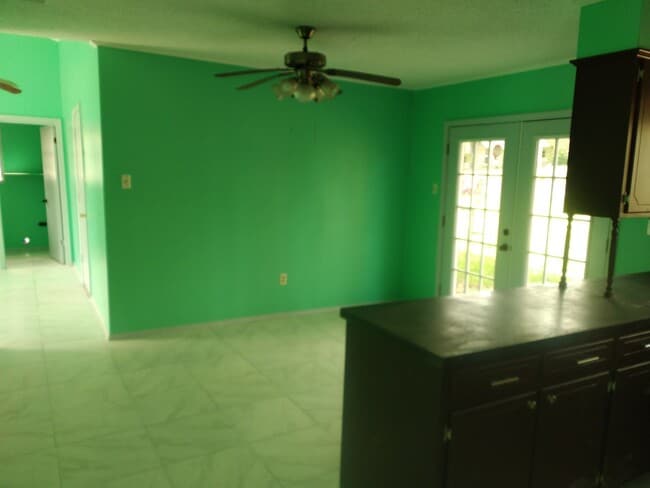 Building Photo - 124 Azalea Ave