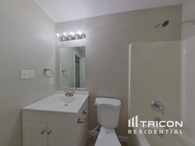 Building Photo - 3027 Salmon River Dr