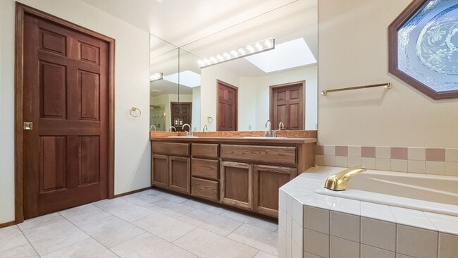 Building Photo - Spacious, Comfortable House in Forest Ridge Estates of Bellevue