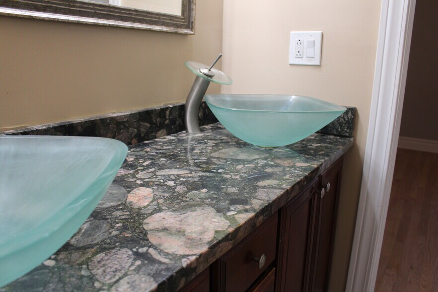 dual vanity 2nd bath with tub shower combo - 4541 s prairie ave