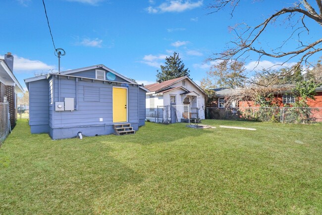 Building Photo - Adorable Home Located in Cann Park!