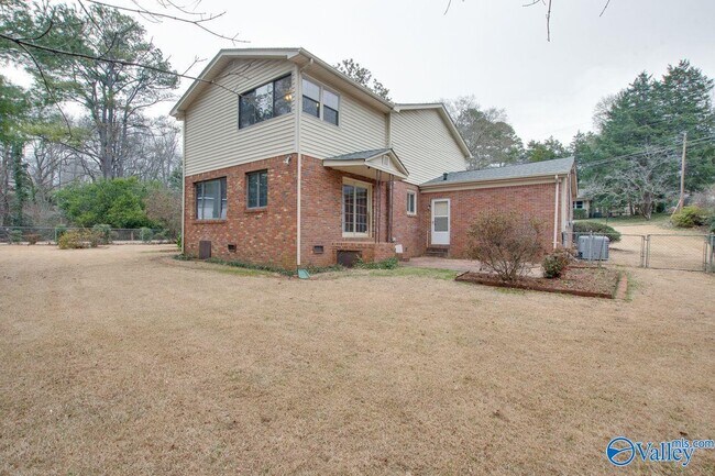 Building Photo - 2700 Briarwood Dr SE