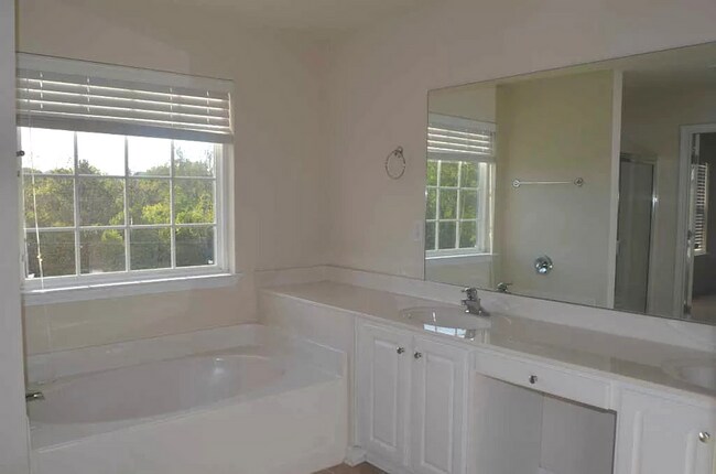 Building Photo - 449 Lazy Creek Ln