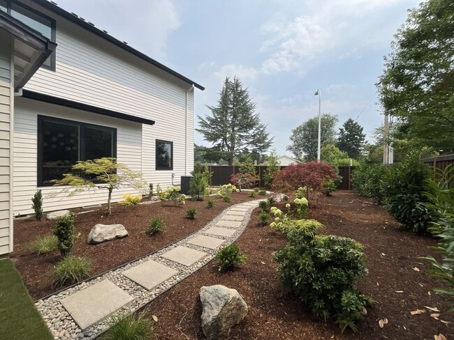 Building Photo - 17402 NW Lone Rock Dr
